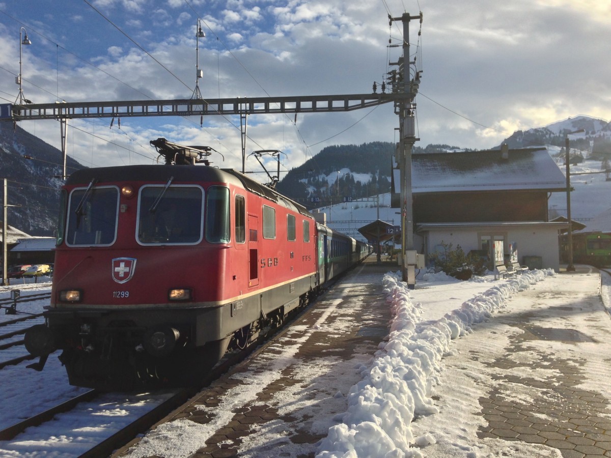 Re 4/4 II 11299 mit einem 10-teiligen EWI/II Pendel als SBB JUSKILA Extrazug Bern-Zweisimmen in Zweisimmen, 02.01.2014.