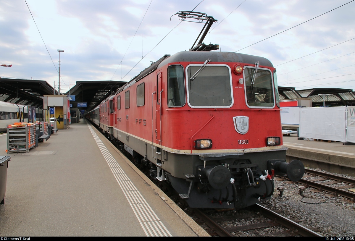 Re 4/4 II 11300 (420 300-6) und Re 4/4 II 11299 (420 299-0) SBB als IR 2262 (IR 37) nach Basel SBB (CH) stehen in ihrem Startbahnhof Zürich HB (CH) auf Gleis 14.
[10.7.2018 | 10:05 Uhr]