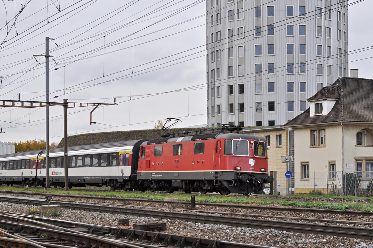 Re 4/4 II 11300 durchfährt den Bahnhof Pratteln. Die Aufnahme stammt vom 08.11.2017.