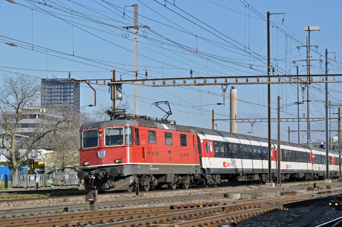Re 4/4 II 11300 durchfährt den Bahnhof Pratteln. Die Aufnahme stammt vom 13.02.2018.