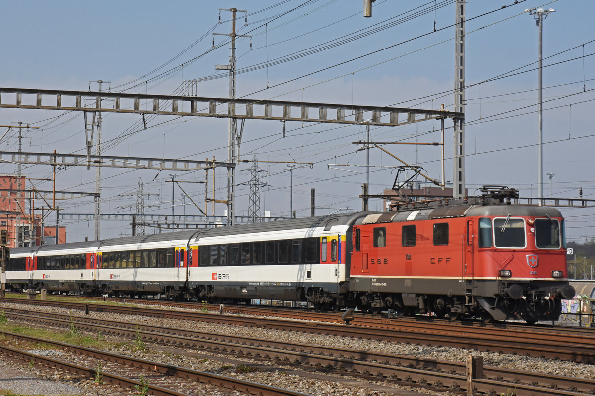 Re 4/4 II 11300 durchfährt den Bahnhof Muttenz. Die Aufnahme stammt vom 20.03.2020.