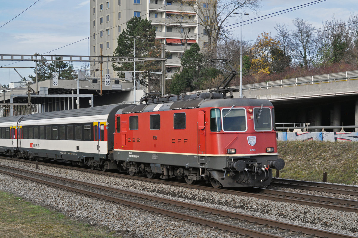 Re 4/4 II 11300 fährt Richtung Bahnhof Muttenz. Die Aufnahme stammt vom 21.11.2017.