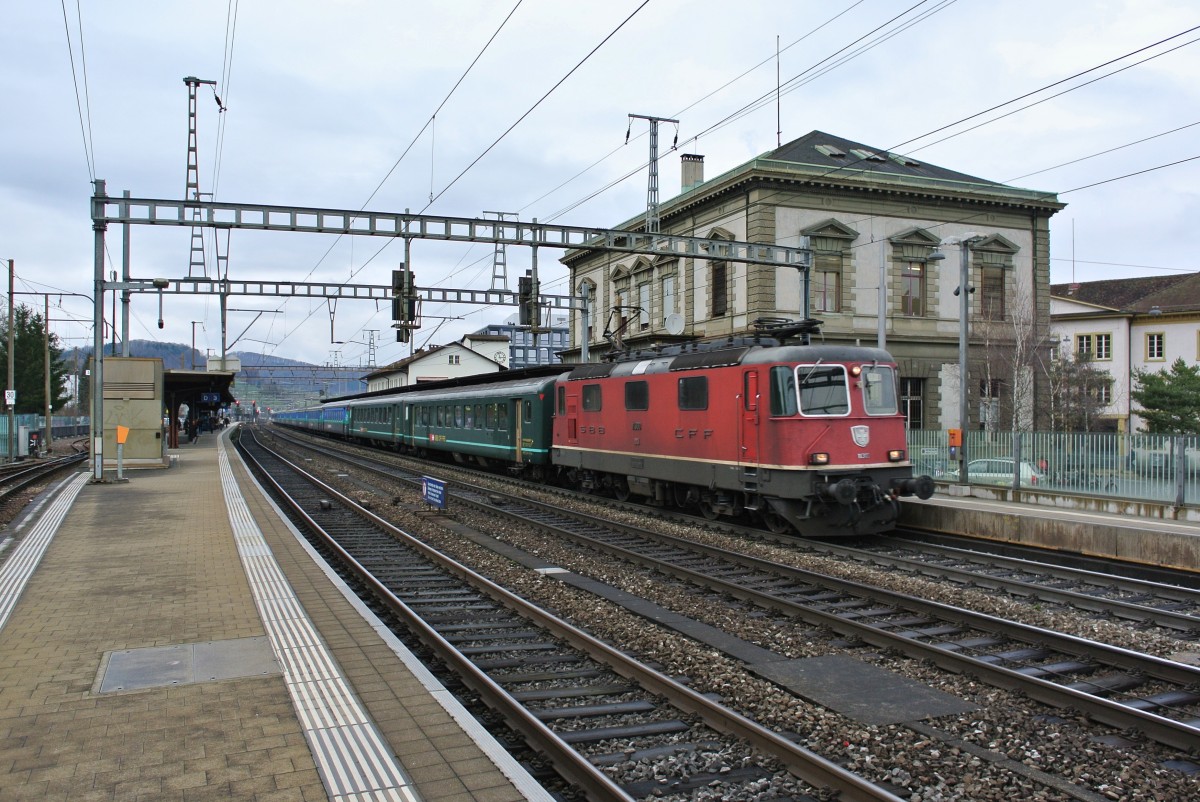 Re 4/4 II 11300 mit einem 11-teiligen EWI/II Pendel als Ersatz IR 1829 in Liestal, 21.01.2014.