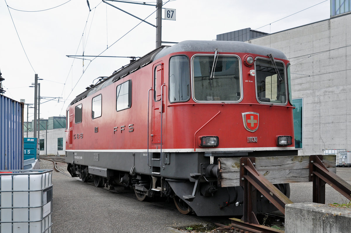 Re 4/4 II 11300 steht bei der Lok-Werkstatt hinter dem Bahnhof SBB. Die Aufnahme stammt vom 04.09.2016.