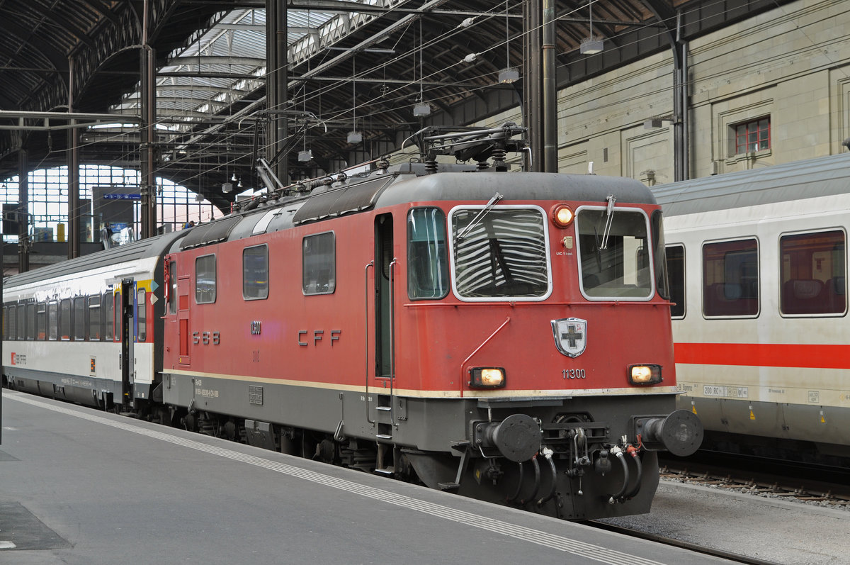 Re 4/4 II 11300 wartet im Bahnhof SBB. Die Aufnahme stammt vom 25.03.2018.