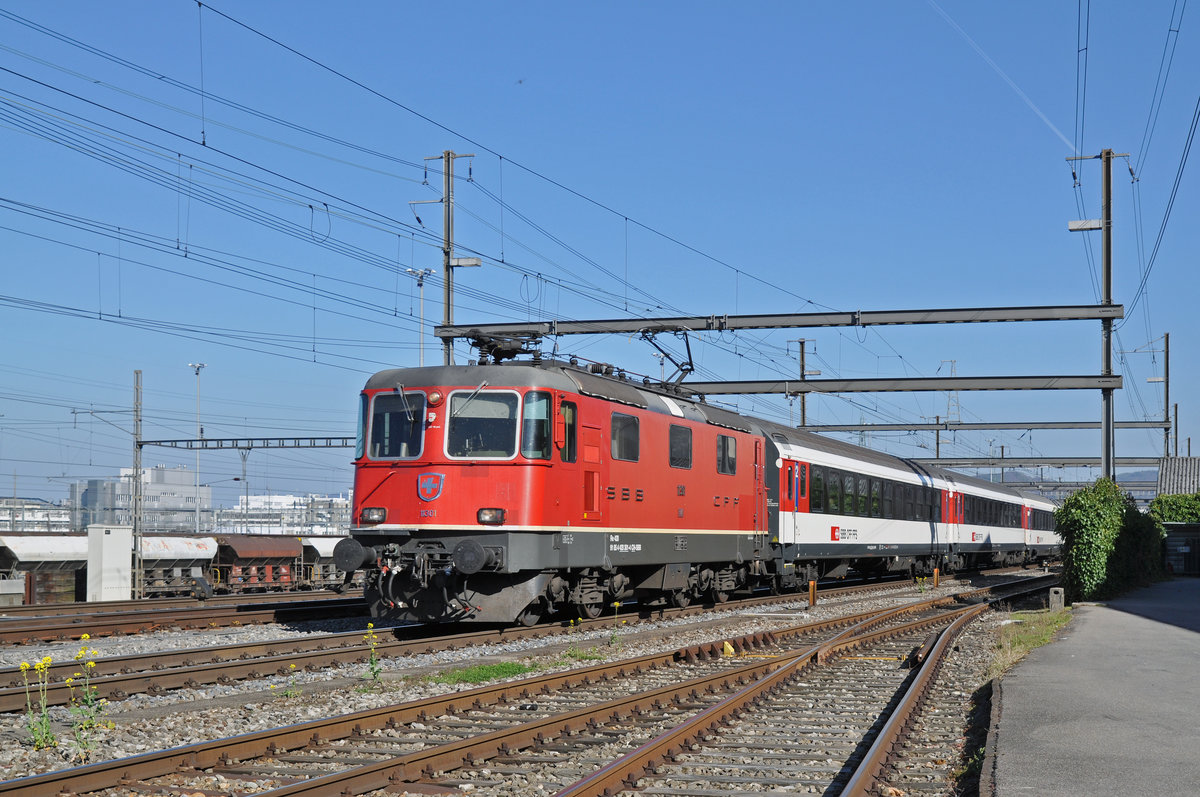 Re 4/4 II 11301 durchfährt den Bahnhof Muttenz. Die Aufnahme stammt vom 08.04.2017.