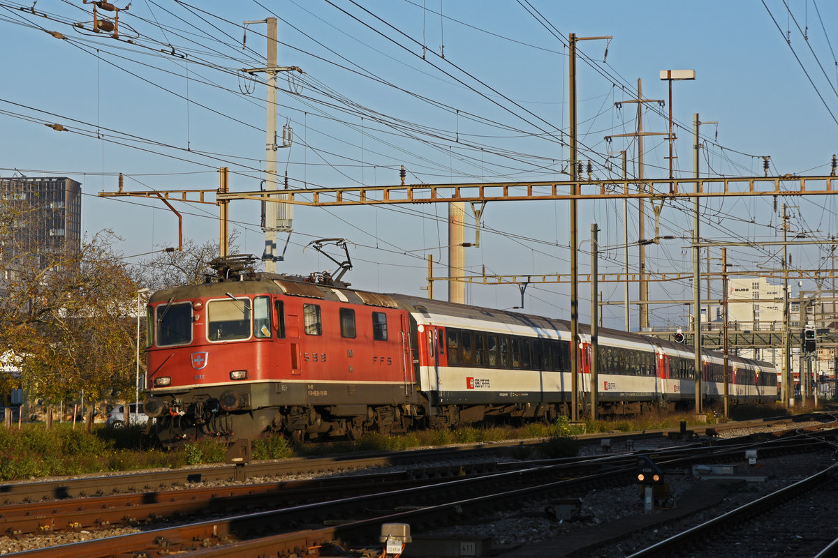 Re 4/4 II 11301 durchfährt den Bahnhof Pratteln. Die Aufnahme stammt vom 06.11.2020.