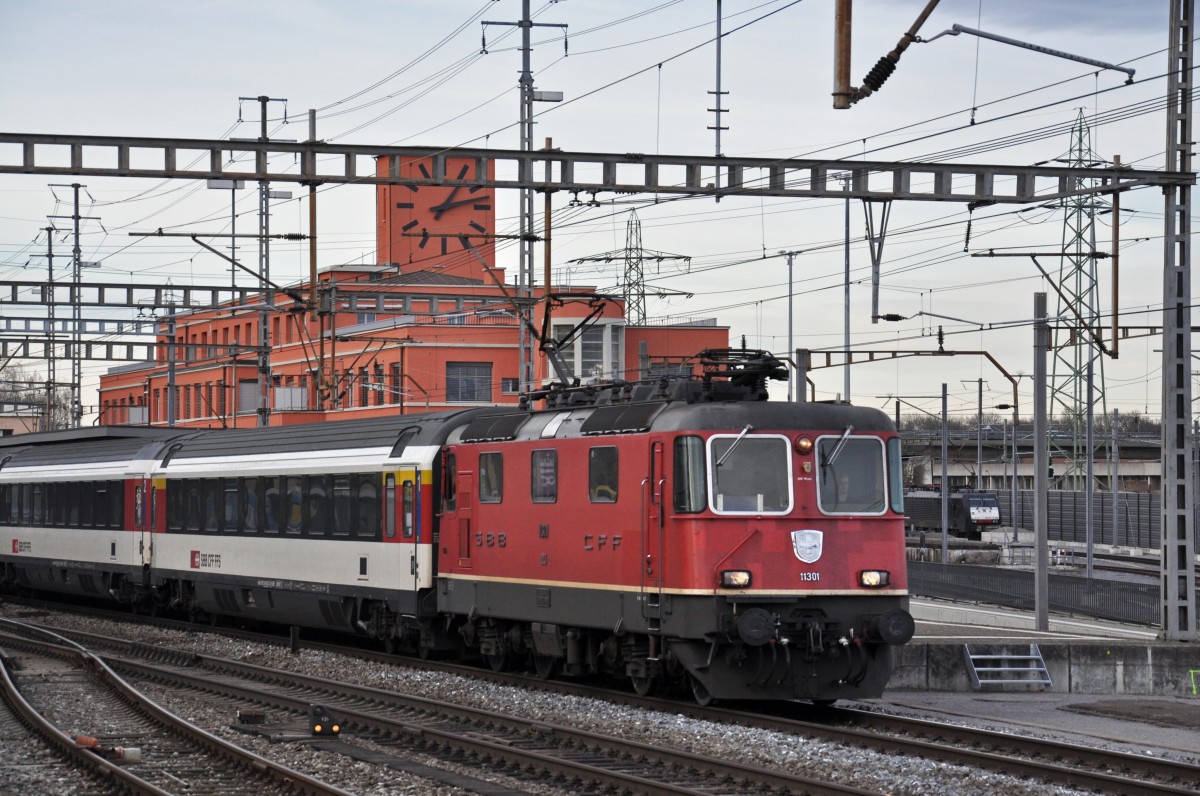 Re 4/4 II 11301 durchfährt den Bahnhof Muttenz. Die Aufnahme stammt vom 12.01.2015.