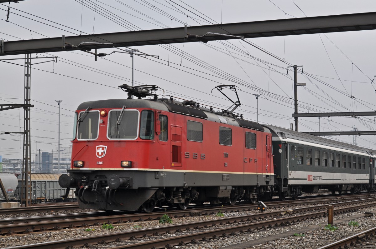 Re 4/4 II 11301 durchfährt den Bahnhof Muttenz. Die Aufnahme stammt vom 14.10.2015.