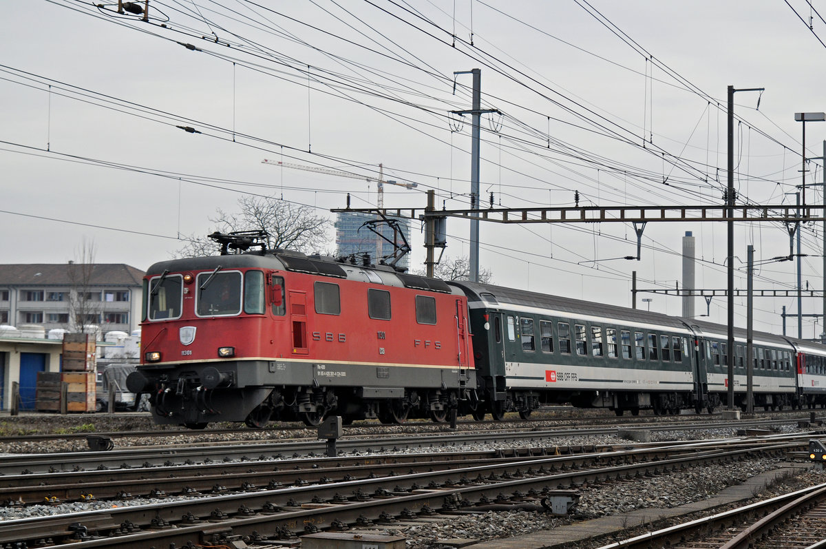 Re 4/4 II 11301 durchfährt den Bahnhof Pratteln. Die Aufnahme stammt vom 07.02.2017.