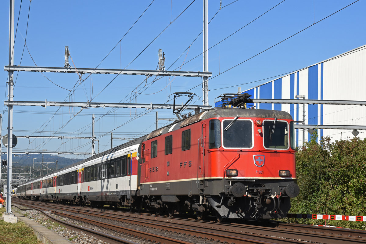 Re 4/4 II 11301 fährt Richtung Bahnhof Itingen. Die Aufnahme stammt vom 17.09.2019.