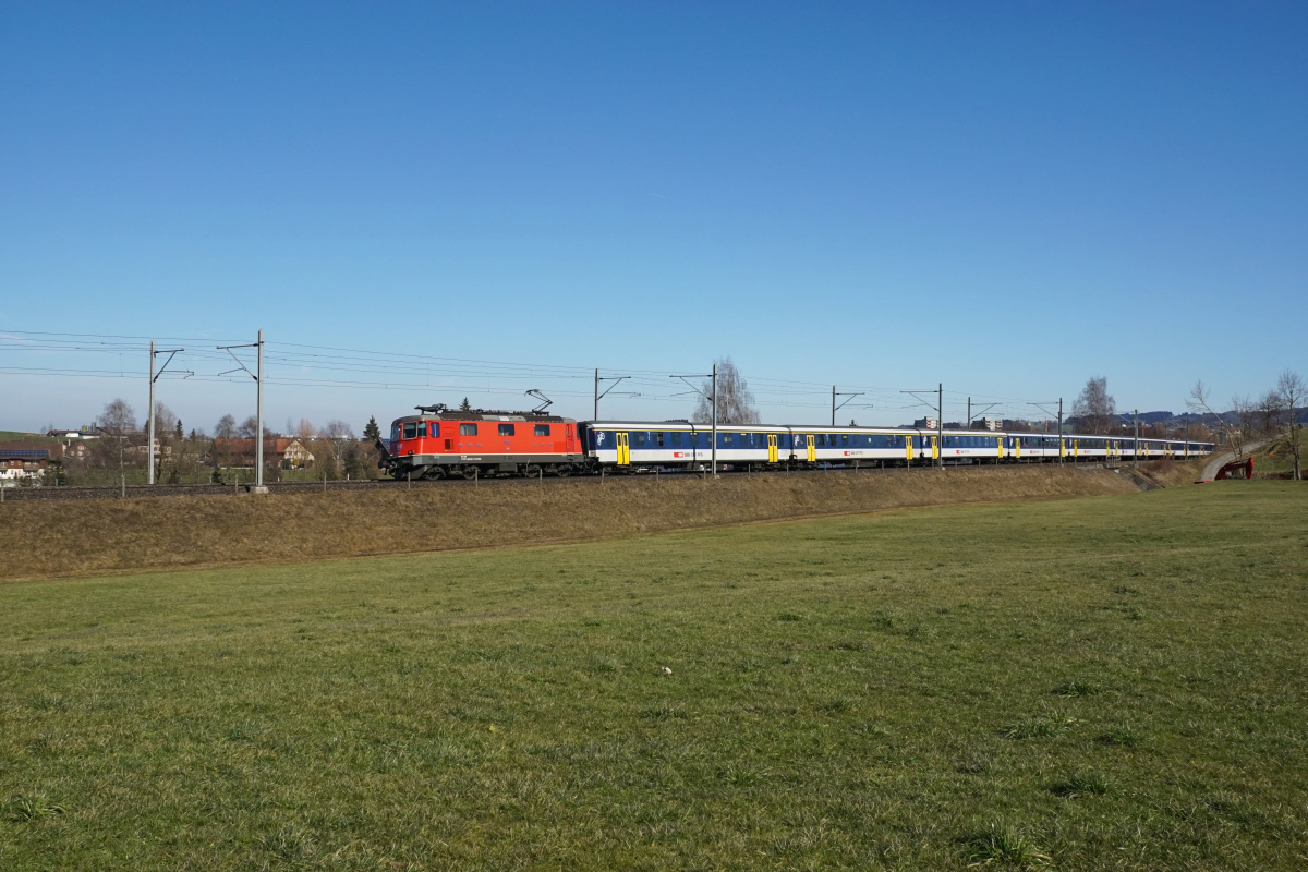 Re 4/4 II 11301 verlässt am 19.02.2017 mit einer Ersatzkomposition Gossau SG in Richtung Zürich HB.