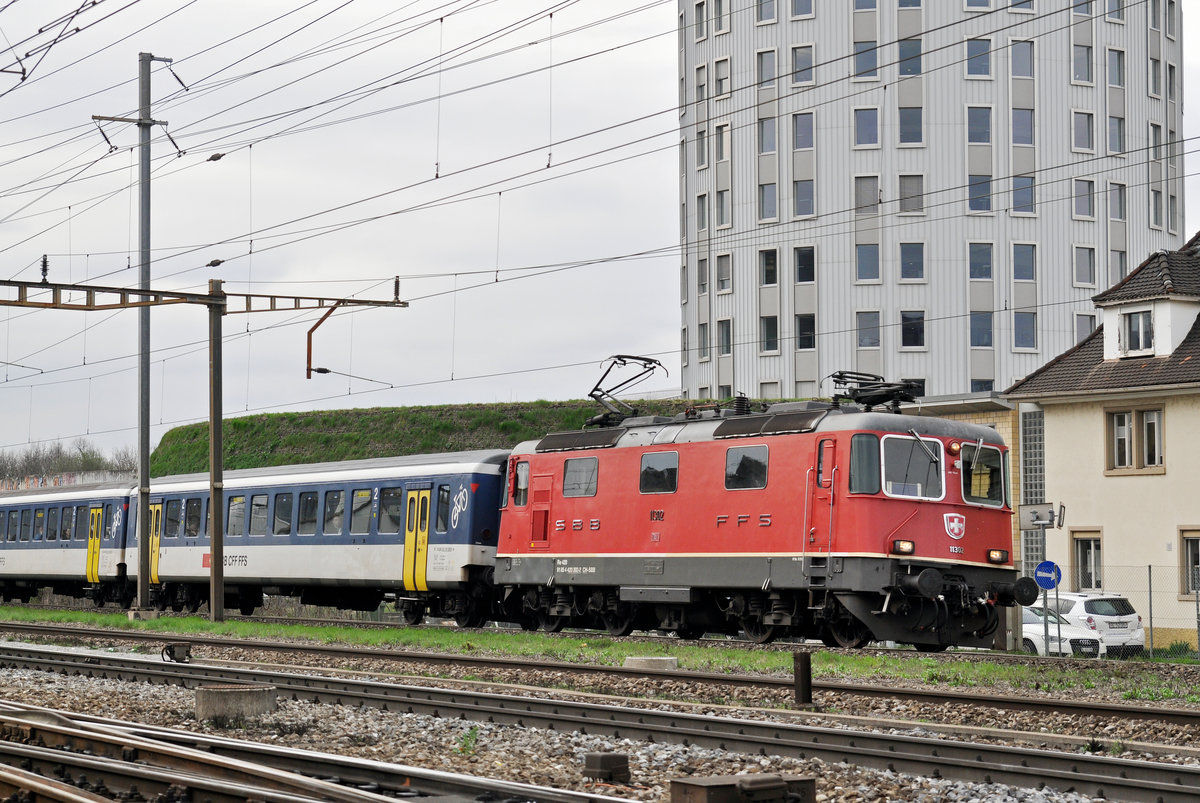 Re 4/4 II 11302 durchfährt den Bahnhof Pratteln. Die Aufnahme stammt vom 22.03.2017.