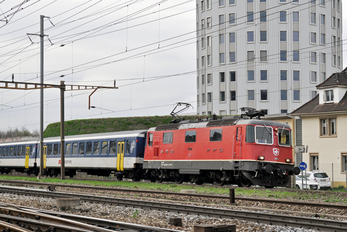 Re 4/4 II 11302 durchfährt den Bahnhof Pratteln. Die Aufnahme stammt vom 22.03.2017.