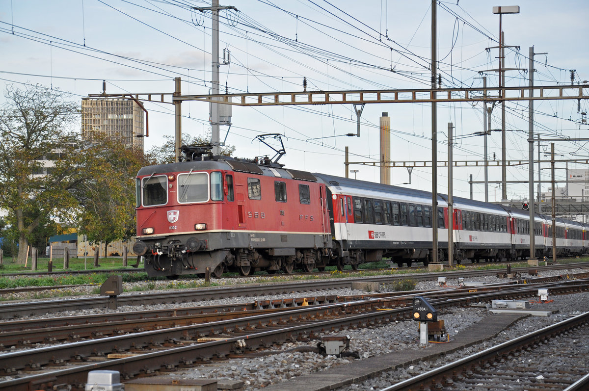 Re 4/4 II 11302 durchfährt den Bahnhof Pratteln. Die Aufnahme stammt vom 24.10.2019.