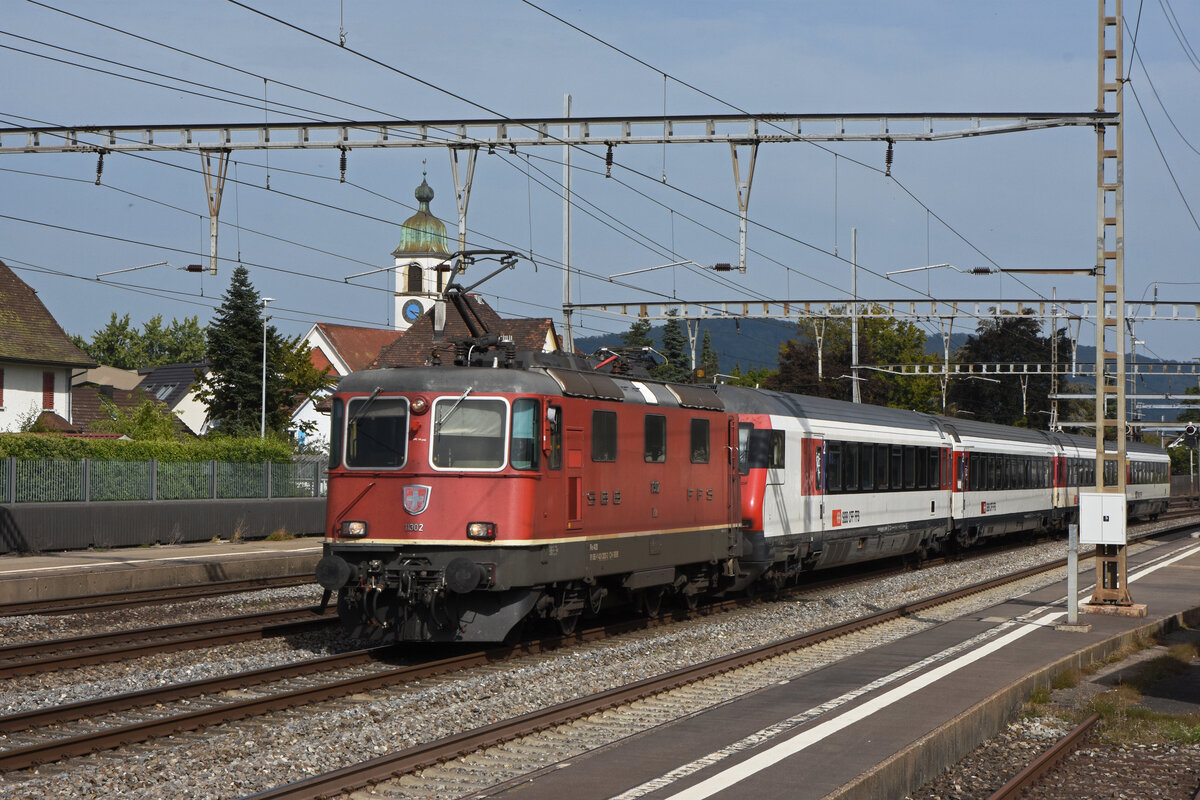 Re 4/4 II 11302 durchfährt den Bahnhof Rupperswil. Die Aufnahme stammt vom 25.09.2021.