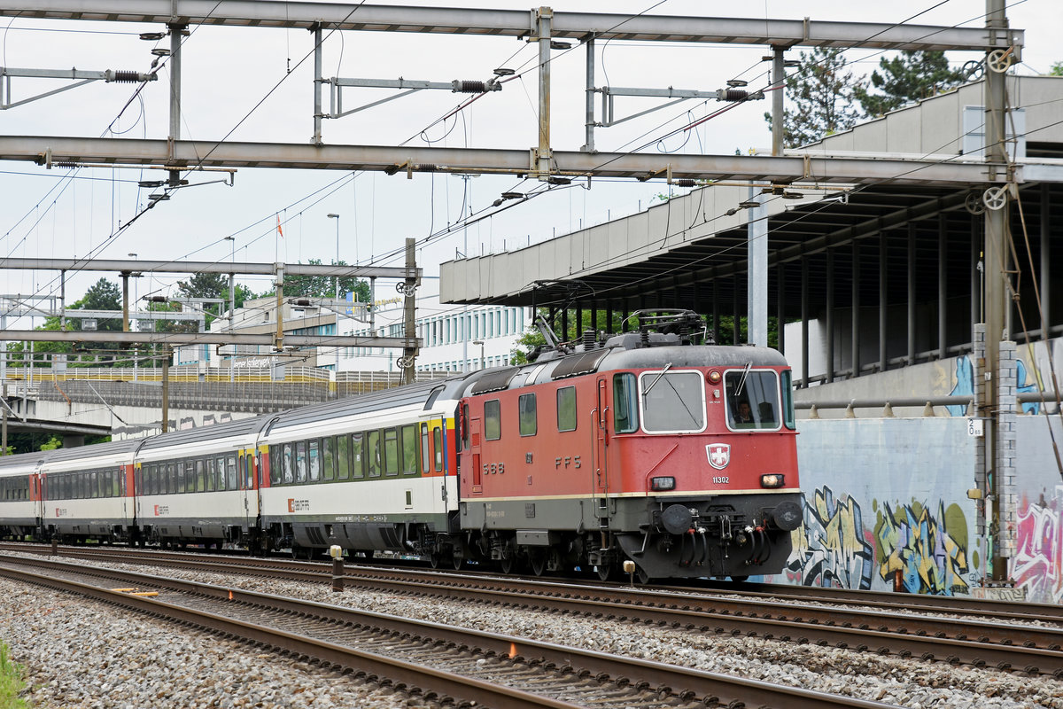 Re 4/4 II 11302 fährt Richtung Bahnhof Muttenz. Die Aufnahme stammt vom 21.05.2018.
