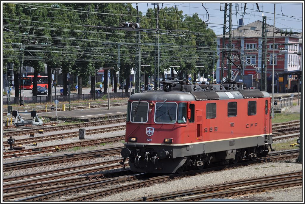 Re 4/4 II 11302 übernimmt in Singen einen EC aus Stuttgart. (02.08.2015)