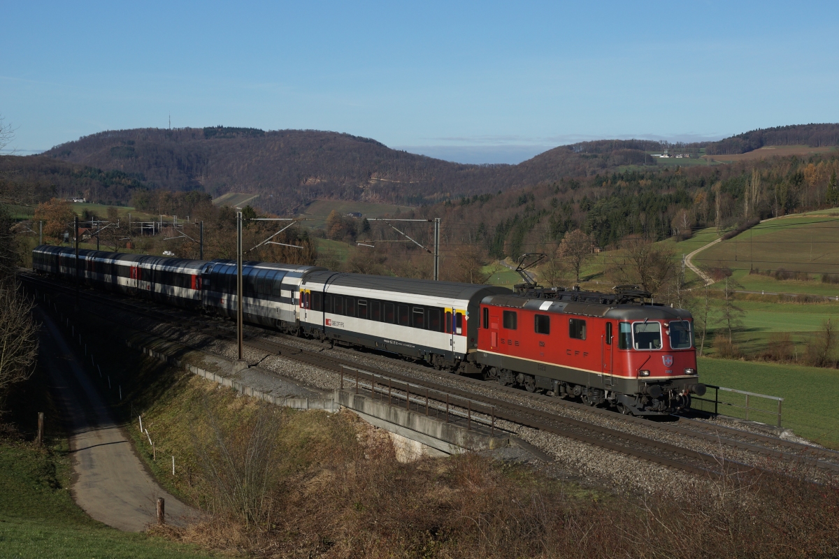 Re 4/4 II 11302 zieht am 07.12.2013 einen Interregio nach Zürich HB von Frick Richtung Brugg, aufgenommen kurz vor Zeihen.