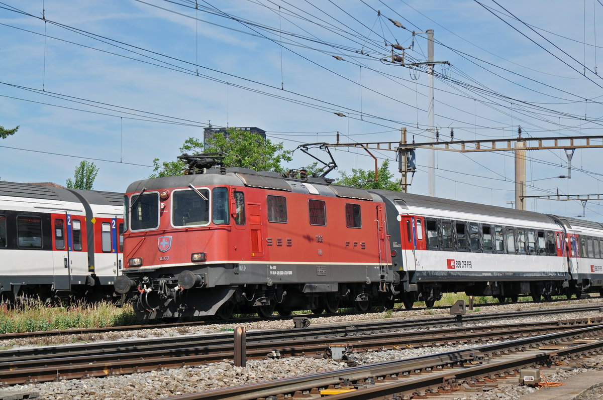 Re 4/4 II 11303 durchfährt den Bahnhof Pratteln. Die Aufnahme stammt vom 16.06.2017.