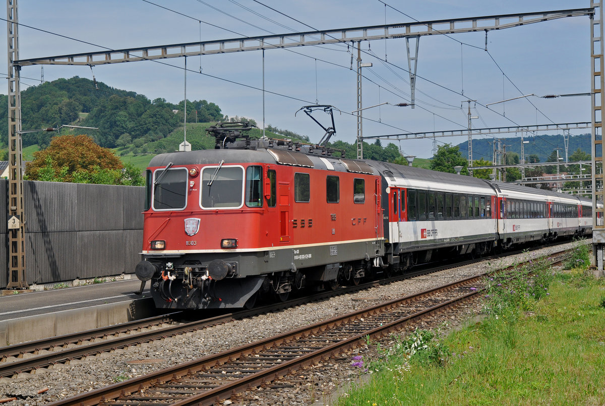 Re 4/4 II 11303 durchfährt den Bahnhof Gelterkinden. Die Aufnahme stammt vom 16.08.2017.