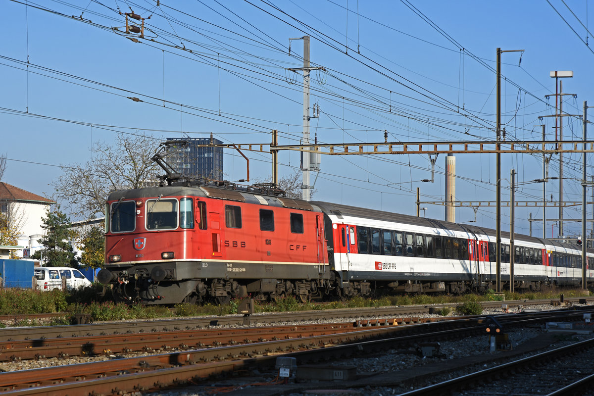 Re 4/4 II 11303 durchfährt den Bahnhof Pratteln. Die Aufnahme stammt vom 06.11.2020.
