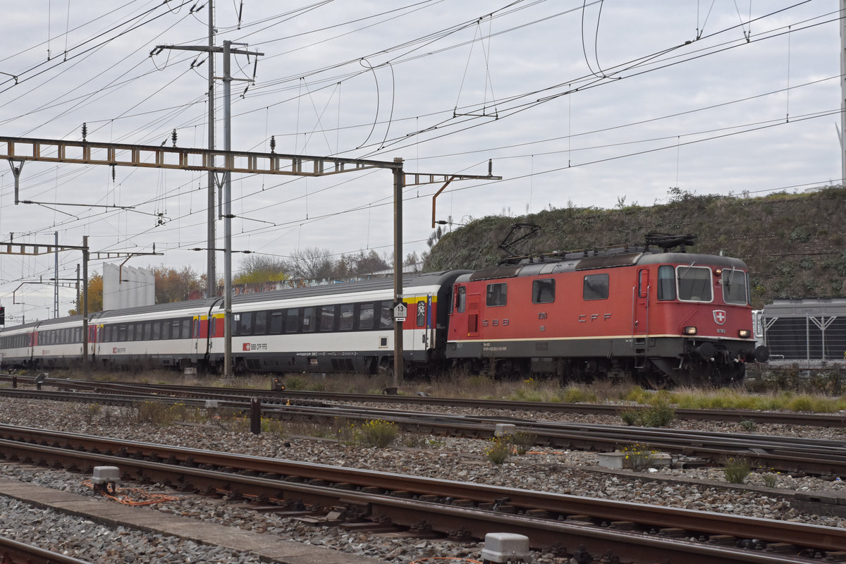 Re 4/4 II 11303 durchfährt den Bahnhof Pratteln. Die Aufnahme stammt vom 13.11.2020.