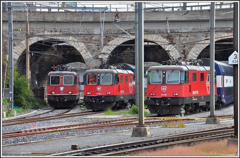 Re 4/4 II 11303, Re 420 230 und 420 226 in Zürich Hardbrücke. (24.09.2015)