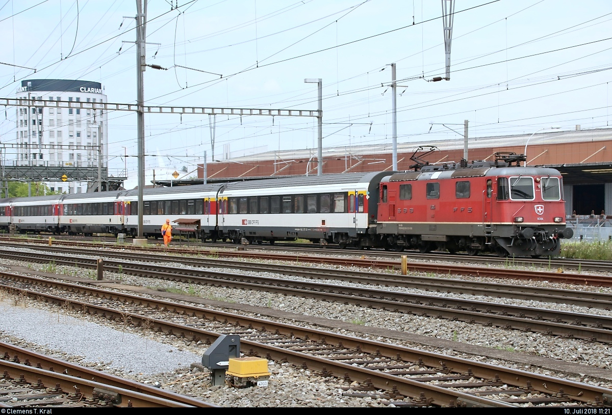 Re 4/4 II 11304 (420 304-8) SBB als IR 1969 (IR 36) von Basel SBB (CH) nach Zürich HB (CH) durchfährt den Bahnhof Pratteln (CH).
(verbesserte Version)
[10.7.2018 | 11:21 Uhr]