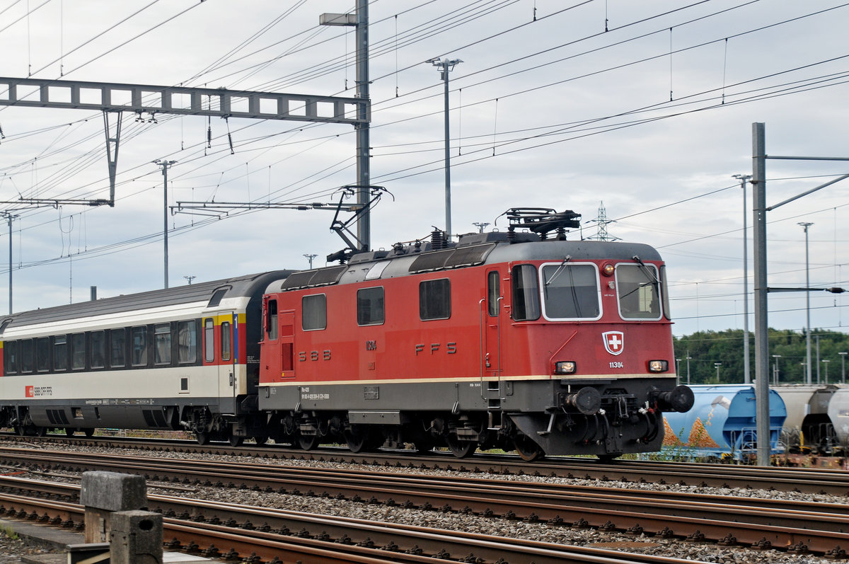 Re 4/4 II 11304 durchfährt den Bahnhof Muttenz. Die Aufnahme stammt vom 04.09.2017.