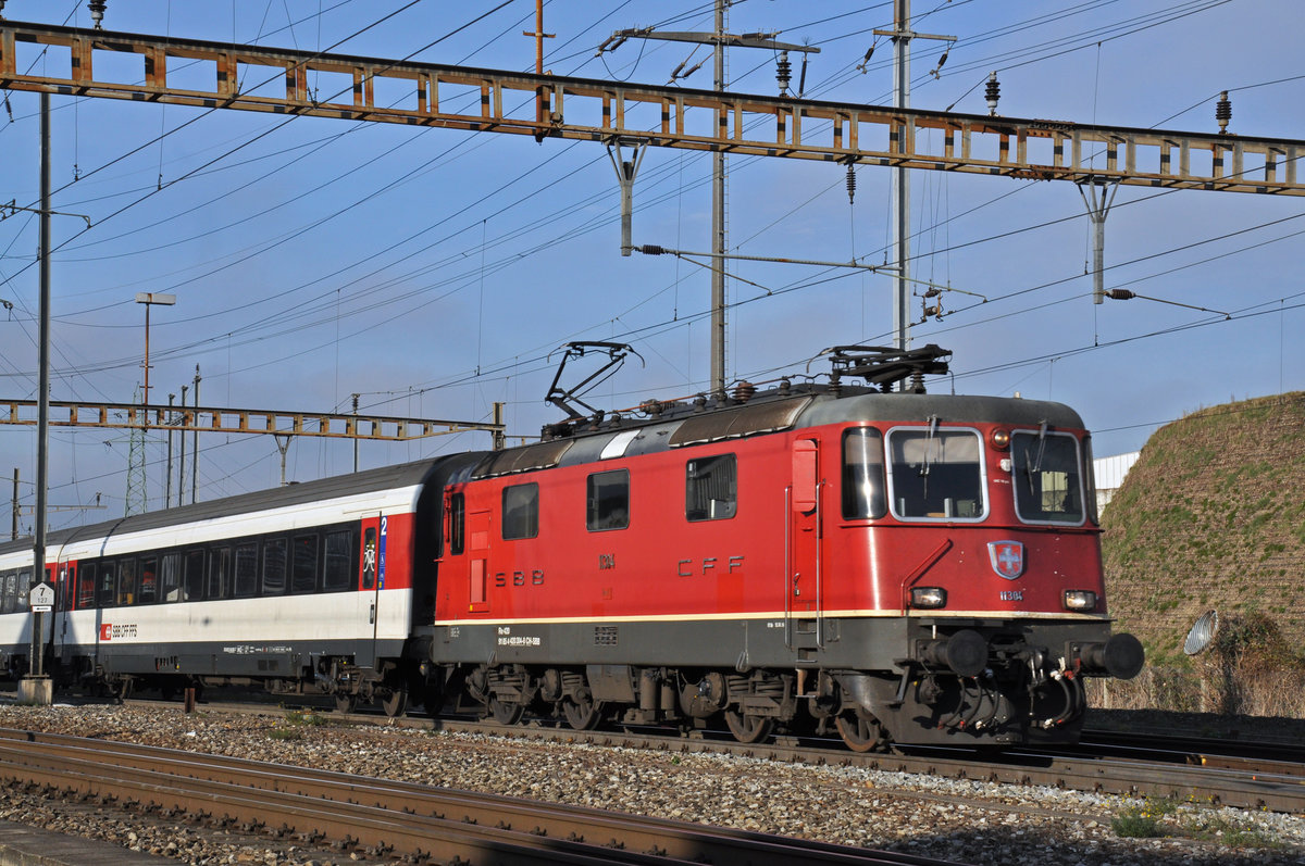 Re 4/4 II 11304 durchfährt den Bahnhof Pratteln. Die Aufnahme stammt vom 07.12.2016.