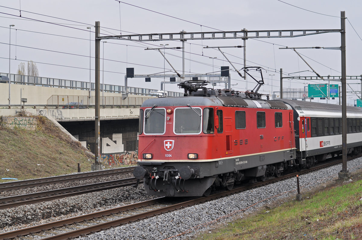 Re 4/4 II 11304 fährt Richtung Bahnhof SBB. Die Aufnahme stammt vom 16.11.2017.