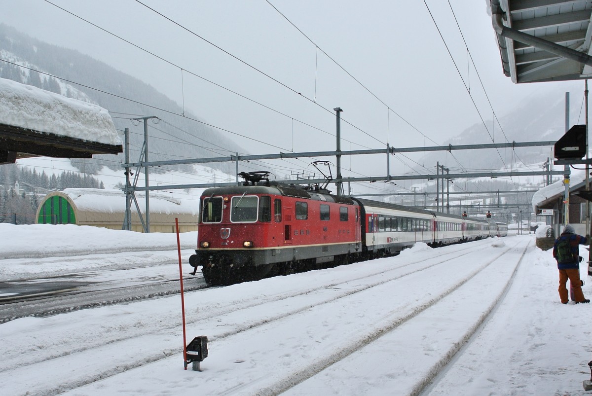 Re 4/4 II 11304 mit IR 2169 bei Einfahrt in Airolo, 30.01.2014.