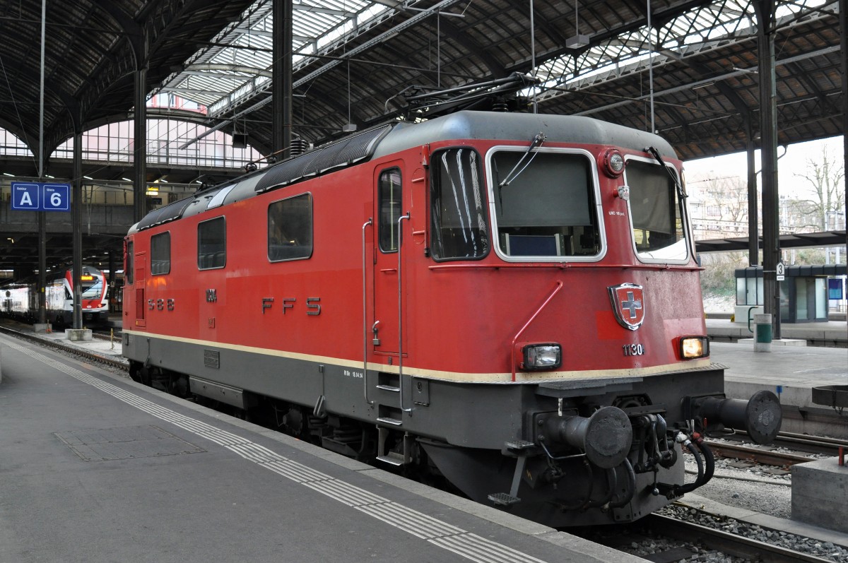Re 4/4 II 11304 wird am Bahnhof SBB angekuppelt. Die Aufnahme stammt vom 06.02.2015.