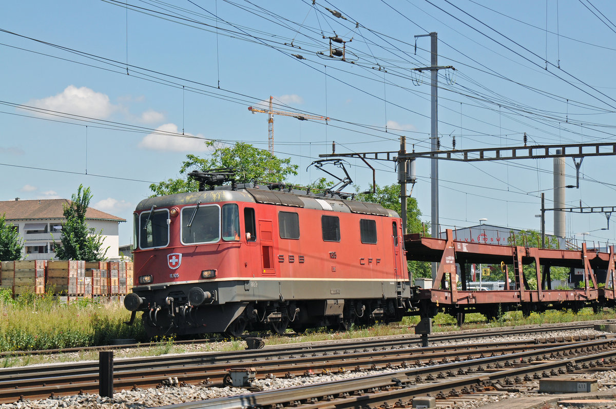 Re 4/4 II 11305 durchfährt den Bahnhof Pratteln. Die Aufnahme stammt vom 04.07.2016.