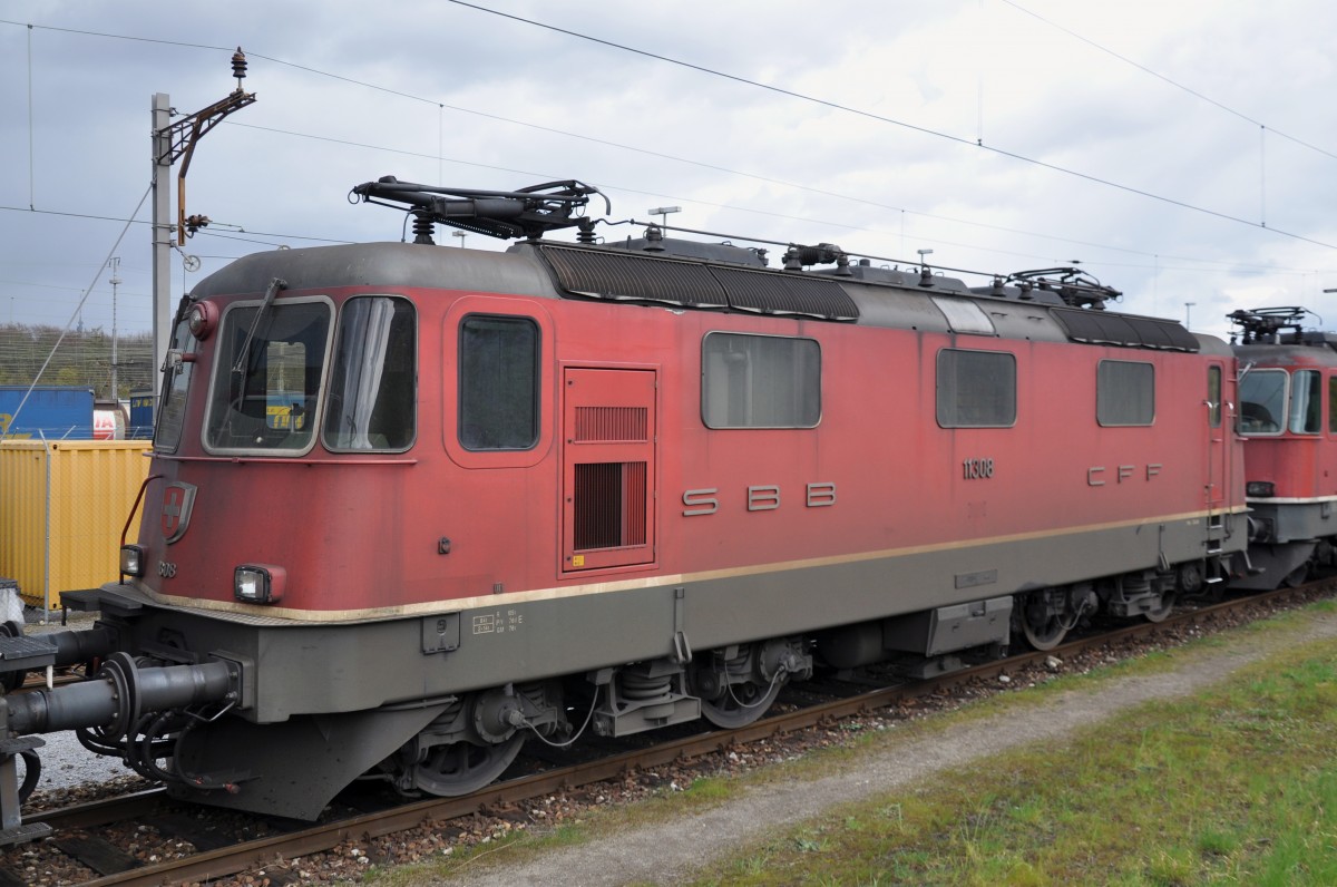 Re 4/4 II 11308 beim Güterbahnhof in Muttenz. Die Aufnahme stammt vom 23.03.2014.