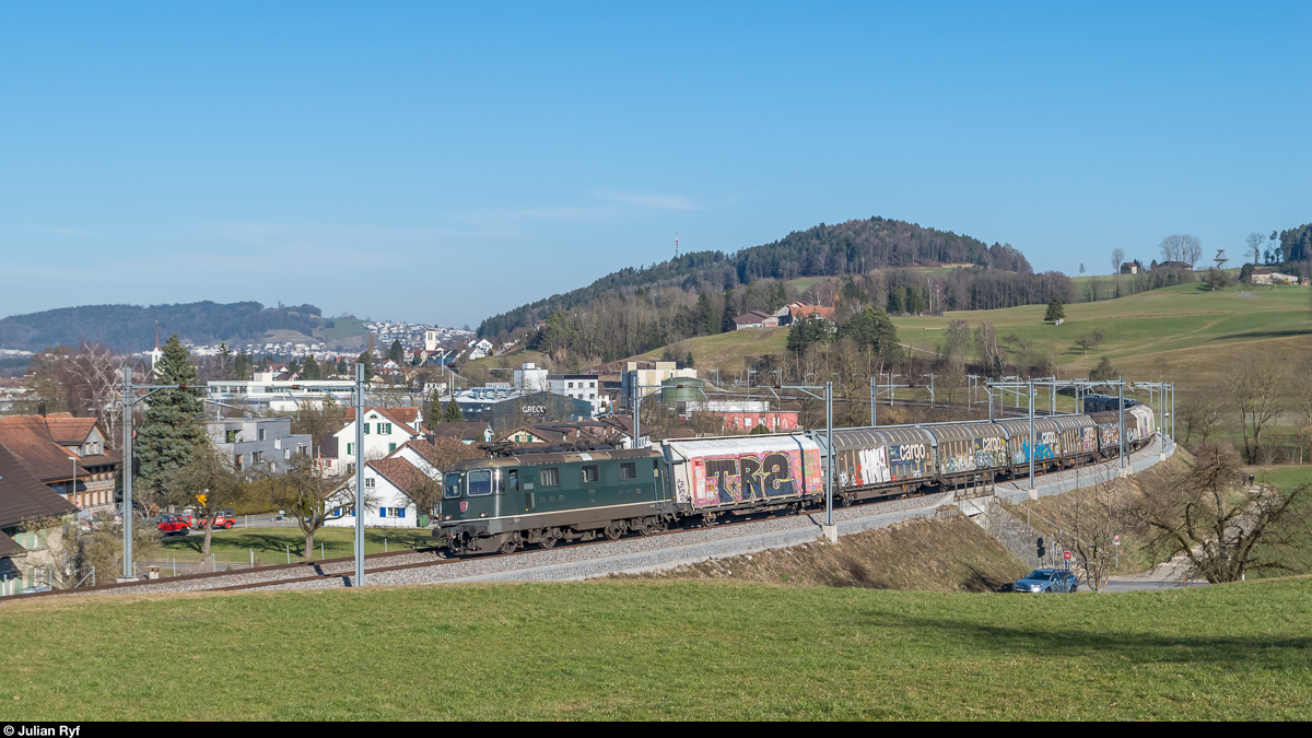 Re 4/4 II 11309 am 27. Februar 2017 mit einem Güterzug aus Schiebewandwagen zwischen Sirnach und Eschlikon. Über die grüne Re 4/4 II habe ich mich sehr gefreut!