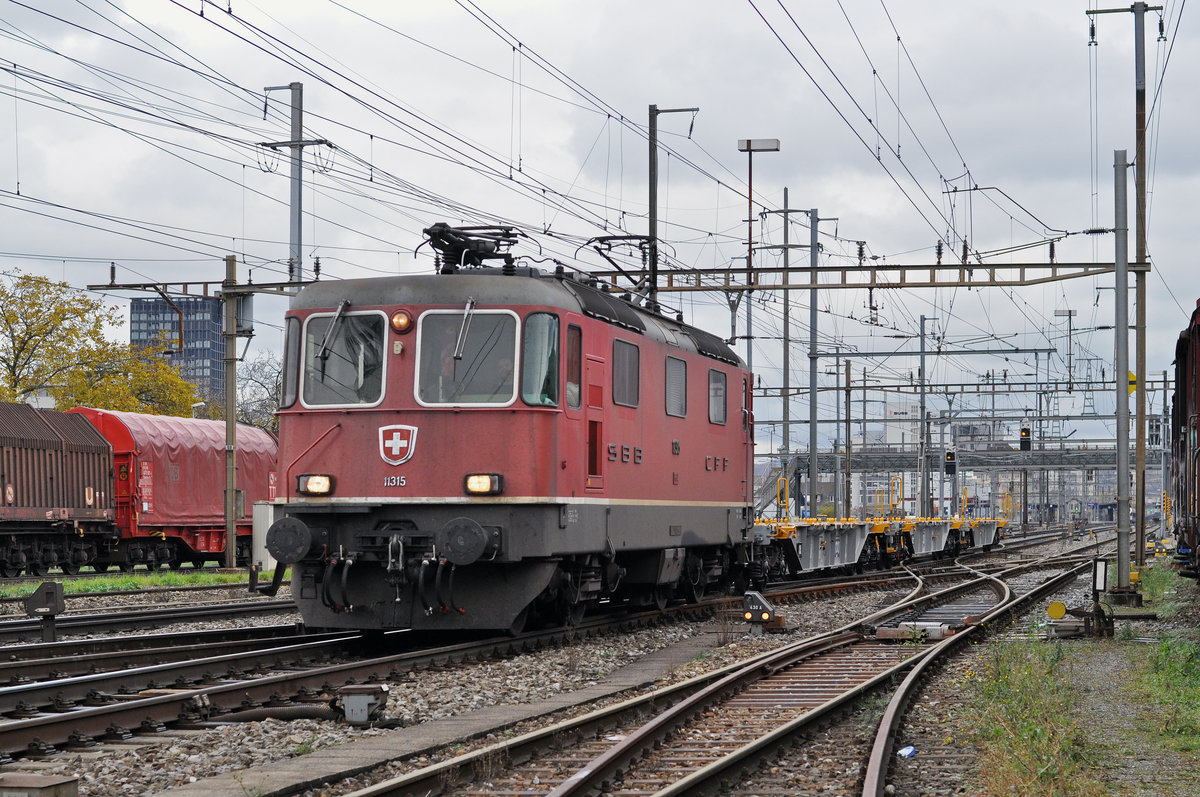 Re 4/4 II 11315 durchfährt den Bahnhof Pratteln. Die Aufnahme stammt vom 08.11.2017.