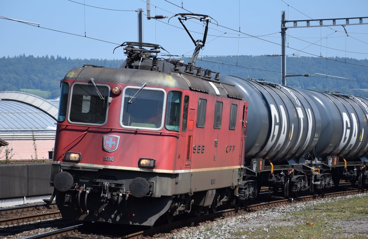 Re 4/4 II 11316 zieht am 29.08.2017 einen Kesselzug durch Brugg AG in Richtung Basel.