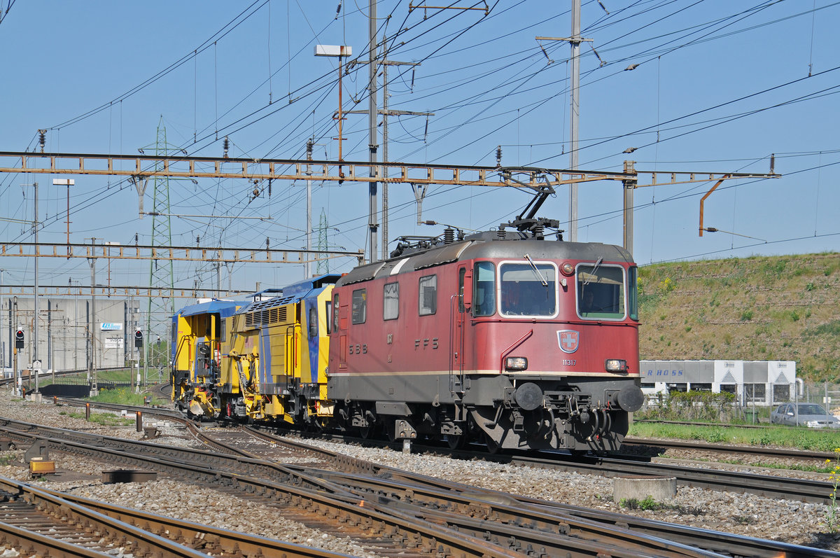 Re 4/4 II 11317 durchfährt den Bahnhof Pratteln. Die Aufnahme stammt vom 10.04.2017.