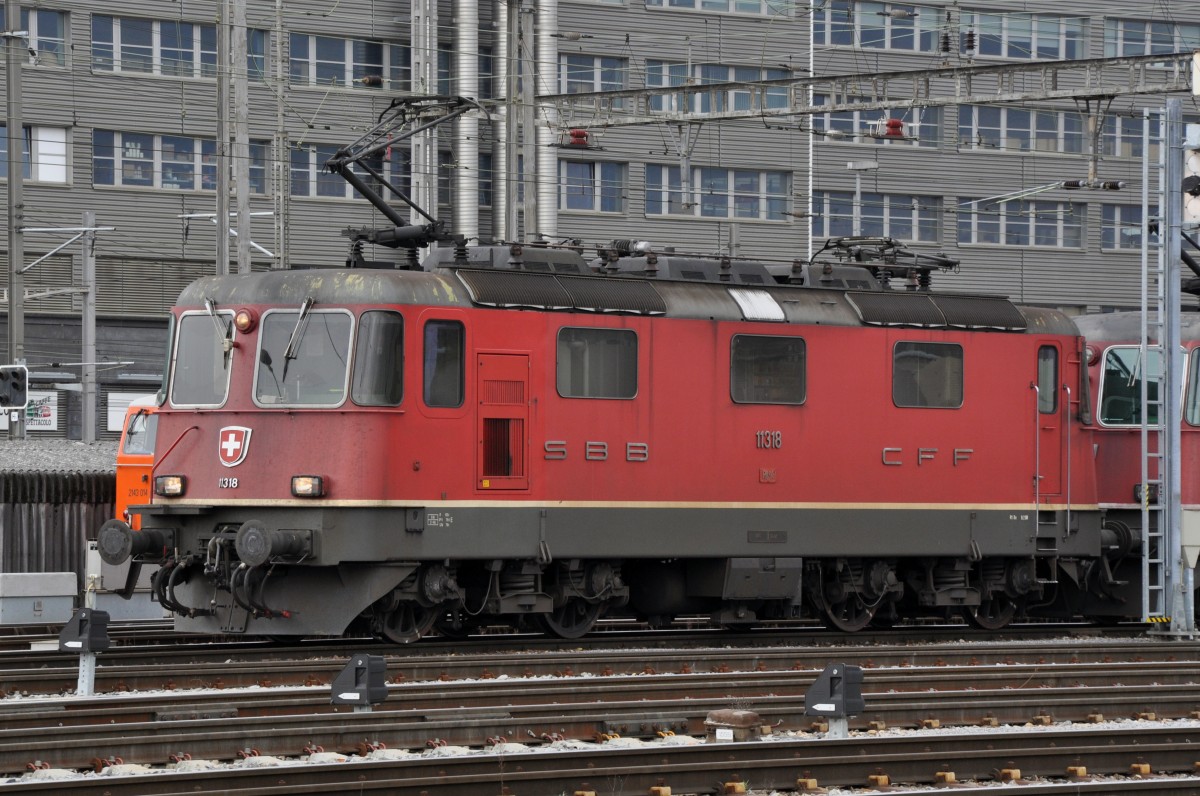 Re 4/4 II 11318 am Güterbahnhof Muttenz. Die Aufnahme stammt vom 15.02.2014.