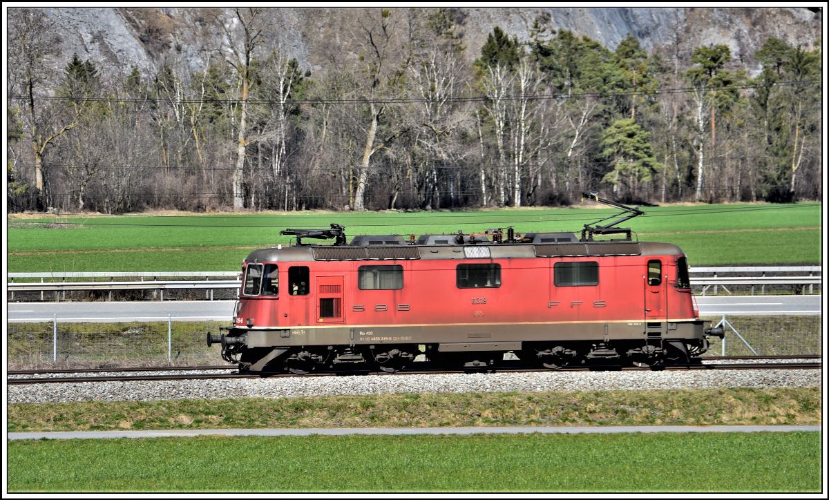 Re 4/4 II 11318 auf dem Dreischienengleis bei Felsberg auf dem Weg nach Ems Werk. (12.03.2020)
