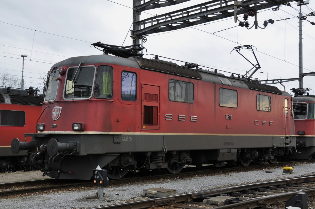 Re 4/4 II 11319 am Güterbahnhof Muttenz. Die Aufnahme stammt vom 15.02.2014.