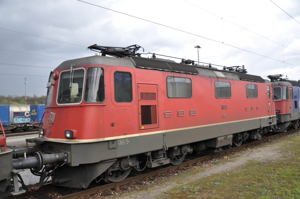 Re 4/4 II 11321 beim Güterbahnhof in Muttenz. Die Aufnahme stammt vom 23.03.2014.