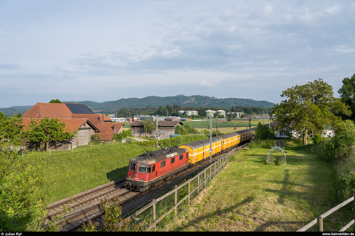 Re 4/4 II 11324 mit Postzug 50044 am 16. Mai 2020 bei Münchenbuchsee.