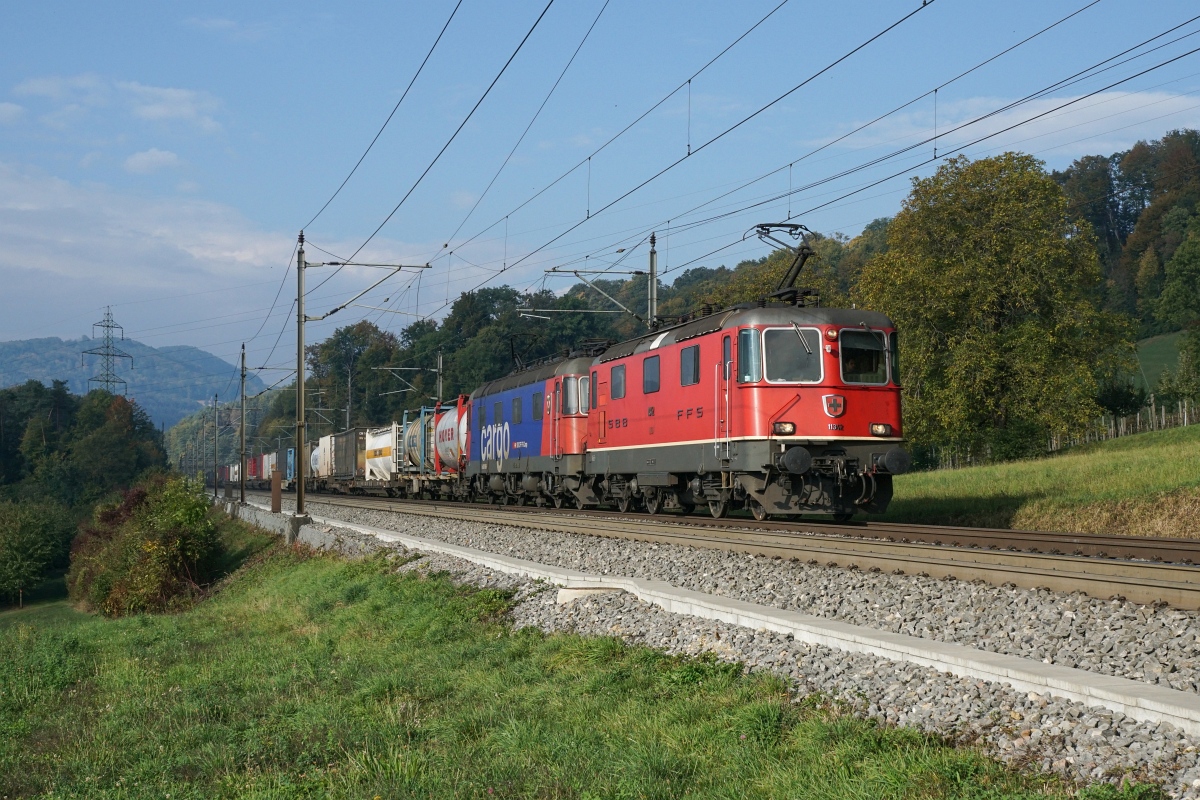 Re 4/4 II 11324 und Re 620 086-9 rollen am 03.10.2015 die Bözberg-Südrampe hinunter Richtung Brugg.