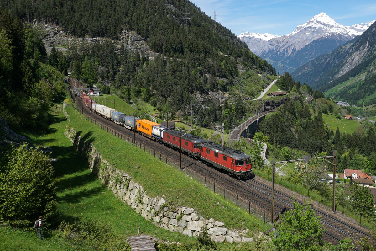Re 4/4 II 11328 und Re 6/6 11681 ziehen am 21.05.2016 einen Containerzug die Gotthard-Nordrampe hinauf. Aufgenommen auf der dritten Ebene bei Wassen.