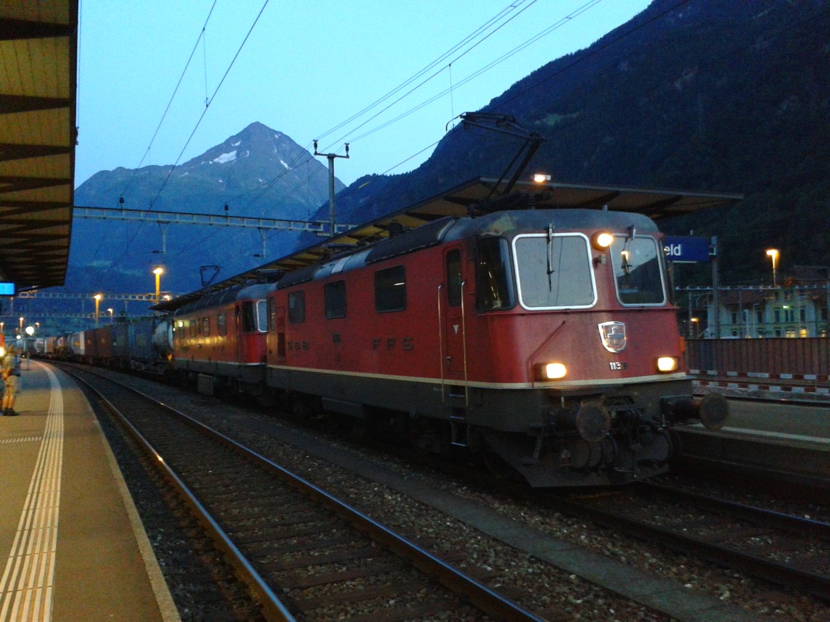 Re 4/4 II 11329 + Re 6/6 11684 mit Zug 45029 am 22.7.2015 bei einem kurzen Aufenthalt in Erstfeld.