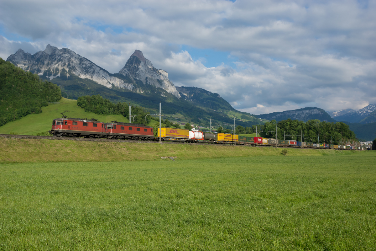 Re 4/4 II 11329 und Re 6/6 11683 ziehen am 24.05.2014 einen Containerzug von Schwyz Richtung Steinen.