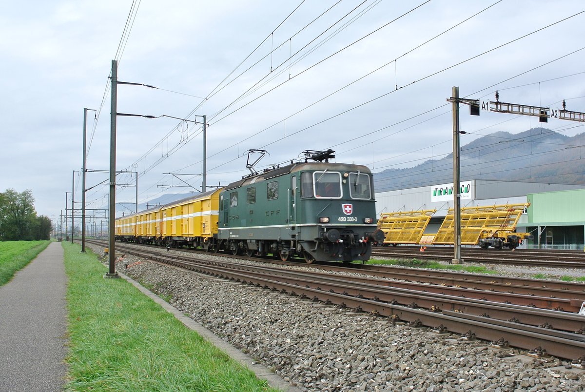 Re 4/4 II 11330 | 420 330-3 mit dem Briefpostzug Eclpens-Gossau zwischen Hrkingen und Hgendorf, 25.10.2019 